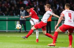 华体会APP-包含两队实力均衡，在场上上演激动人心的较量的词条