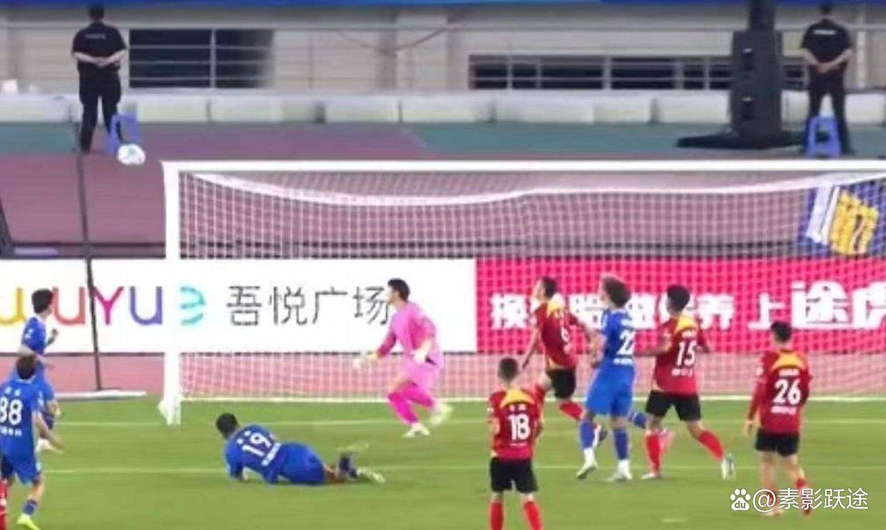 场上对决热情高涨，球迷沸腾欢呼